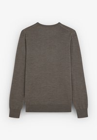 Brązowy sweter z miękkiego materiału, z długimi rękawami, okrągłym dekoltem oraz prążkowanymi mankietami i dolnym obszyciem. Gładka faktura z prostym wzorem.