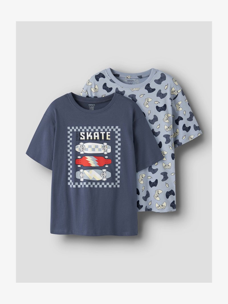 Zwei Kinder-T-Shirts mit kurzen Ärmeln: eines dunkelblau mit Skateboard-Grafik und dem Text "SKATE", eines hellblau mit Muster aus dunklen Spielkonsolen.