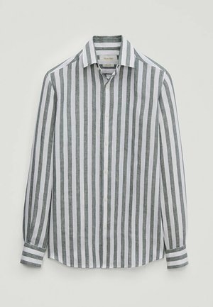 Koszula z długim rękawem na guziki z pionowymi szarymi i białymi paskami, ostrym kołnierzykiem i zapinanymi na guziki mankietami, prezentowana na jednolitym tle.