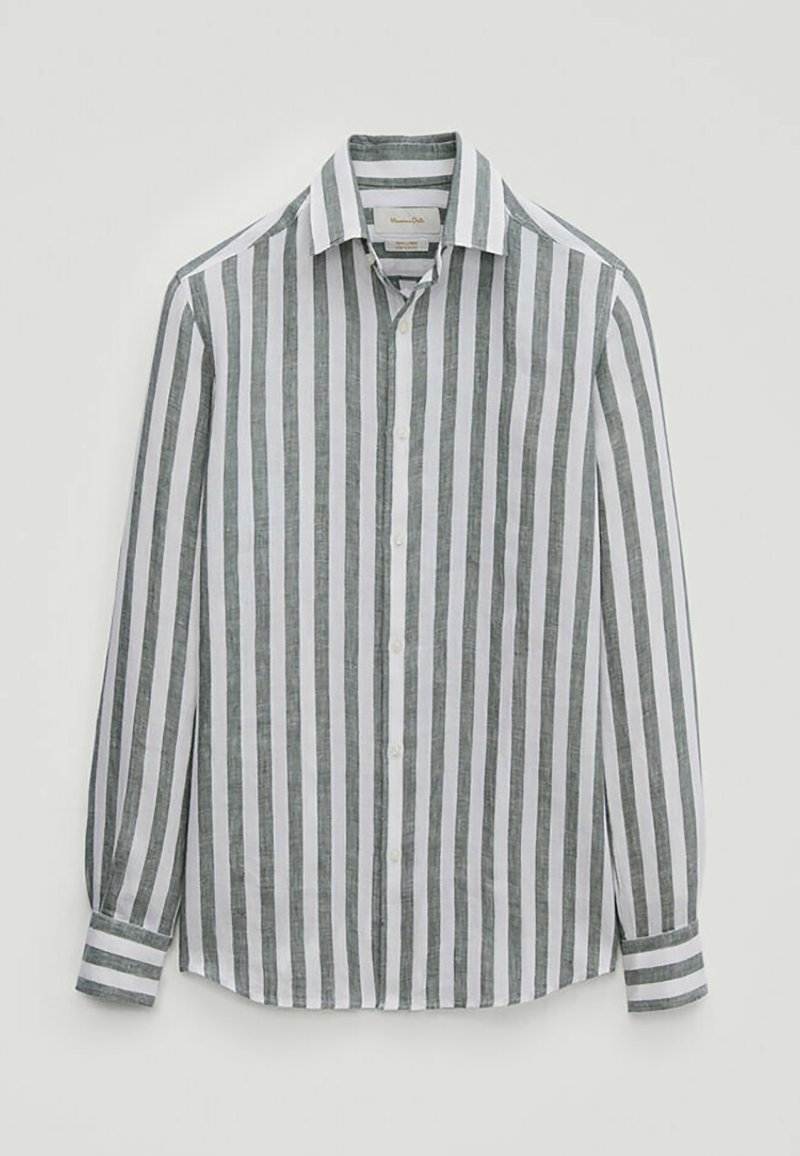 Chemise à manches longues boutonnée avec des rayures verticales grises et blanches, col pointu et poignets boutonnés, présentée sur un fond uni.