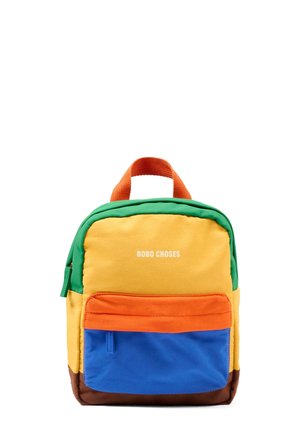 Petit sac à dos avec dessus vert, devant jaune, rabat de poche orange, poche bleue et base marron, avec le texte « BOBO CHOSES » sur le devant.