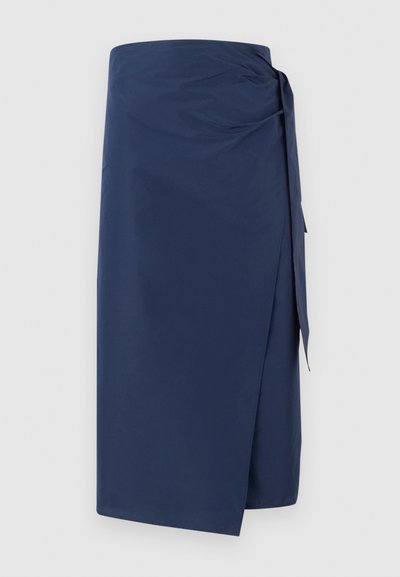 Sötétkék, sima anyagból készült, átfedéses szoknya, megkötős díszítéssel, egyenes vonalvezetéssel és enyhe redőzéssel a textúra fokozása érdekében.