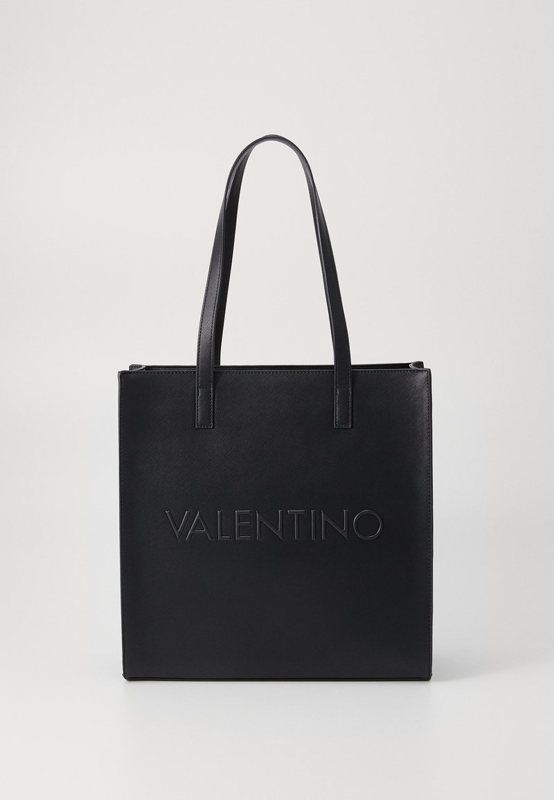 Czarna skórzana torba na ramię z wytłoczonym logo "VALENTINO", prostokątny kształt, płaska podstawa i podwójne rączki na ramię. Gładka tekstura i minimalistyczny design.