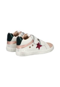 Zapatillas de velcro en cuero blanco con puntera de ante rosa, talón de patente verde, acentos en oro rosa y una estrella roja brillante en el costado.