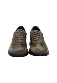 Braune Sportschuhe aus Wildleder mit grauen Akzenten, rund zulaufender Spitze, Schnürung und schwarzer Gummisohle. Verstellbare Passform mit gepolstertem Kragen.