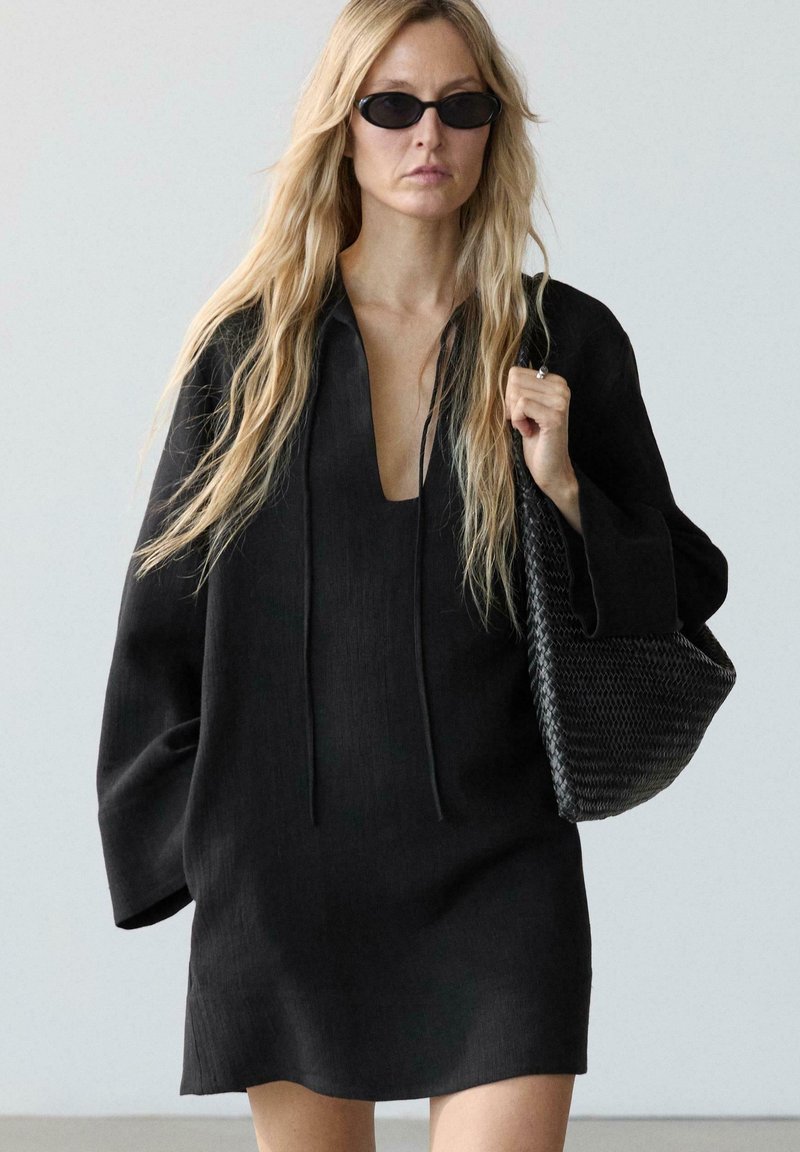 Abito Donna Massimo Dutti Plissettato Beige: Maniche A Volant, Scollo Schiena Nuda E Vita Alta - Foto 4