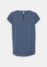 Blouse bleue à manches courtes avec petit motif floral rouge et blanc, ourlet arrondi et fermeture bouton en forme de trou de serrure au dos du col.