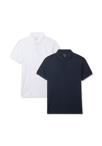 Dwie koszulki polo, jedna biała, a druga granatowa. Obie mają kołnierzyk, krótkie rękawy i zapięcie na guziki. Wykonane z gładkiego materiału.
