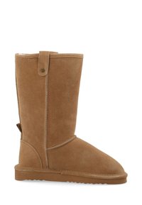 Hohe, sandfarbene Wildleder-Winterstiefel mit flacher Gummisohle, sichtbaren Nähten und einem kleinen Riemen mit Knopf oben.