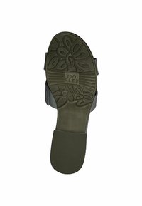 Sandalens sula i mörkgrön med ett texturerat blommönster, "soft FLEX"-logotyp och en slät fotbädd med en plan design.