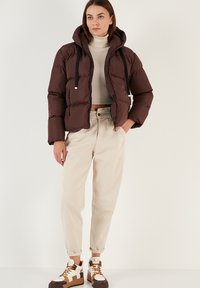 LELA REGULAR FIT - Žieminė striukė - brown