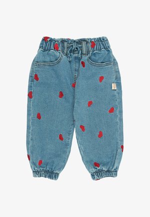Világoskék farmernadrág piros hímzett szívekkel, rugalmas derékpánttal, állítható zsinórral és rugalmas szegéllyel a bokáknál.