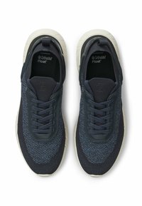 Marineblaue Sneaker mit Mesh-Obermaterial, strukturierter Oberfläche, runder Zehenpartie und Gummisohle. Verfügt über Schnürsenkel und eine Zuglasche an der Ferse.