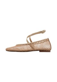 Ballerines en mesh nudes avec un bout pointu, une bride à la cheville et un petit talon marron. Présentent un design tissé et respirant pour le confort et le style.