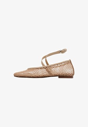 Ballerines en mesh nudes avec un bout pointu, une bride à la cheville et un petit talon marron. Présentent un design tissé et respirant pour le confort et le style.