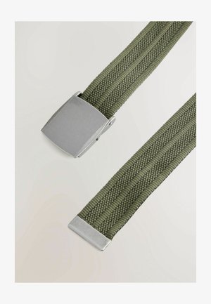 Grön vävd bälte med en platt silvermetallspänne, med en strukturerad design och två metalländar för säker användning.