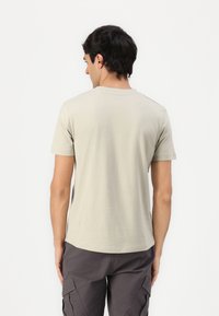 TOM TAILOR DENIM ROUNDED HEM - T-shirt basique - beige abbey stone