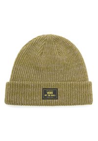 Gorro de punto en verde oliva con un borde de vuelta. Presenta un parche rectangular de Vans en negro y amarillo en la parte frontal. Tejido texturizado.
