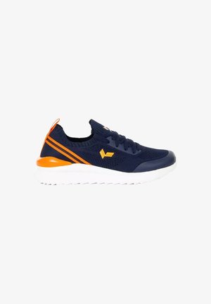Sneaker da atletica blu navy con dettagli arancioni, tomaia in maglia, chiusura con lacci, tirante sul tallone e suola bianca scanalata.
