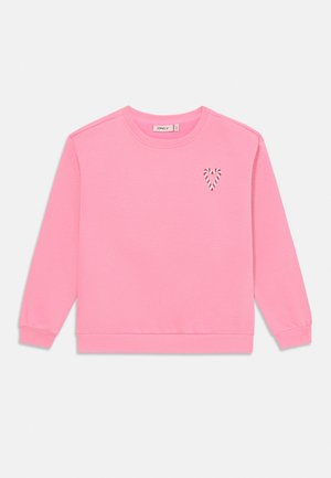 Rosa langermet genser med rund hals, ribbestrikkede mansjetter og kant, med et lite hjerte med sukkertøystangstriper på venstre bryst.