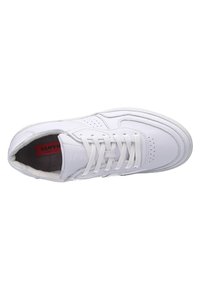 Sneaker bianca in pelle con accenti perforati, lacci piatti, collo imbottito e suola in gomma. L'interno presenta una soletta grigia a contrasto.