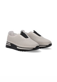 Světle šedé slip-on boty s perforovaným designem, černými elastickými detaily a silnou černou podrážkou se bílými pruhy.