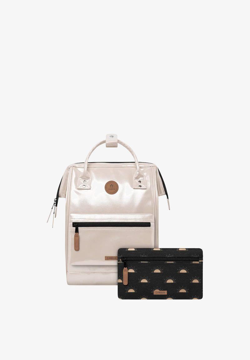 Helles pinkfarbener, glänzender Rucksack mit einer Front-Reißverschlusstasche, akzentuiert durch ein rundes Logo. Begleitet von einem schwarzen Täschchen mit einem Sonnenmuster.