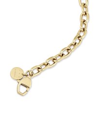 Guldmetalkædearmbånd med store led, en hummerlås og to runde mærker med præget detaljer. Glat, skinnende finish.