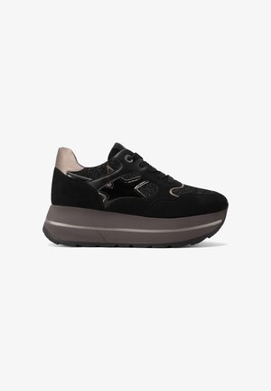 Sneaker in suede nera con un accent metallic, upper texturizzato, suola platform spessa e intersuola grigia scura a contrasto con una striscia riflettente.