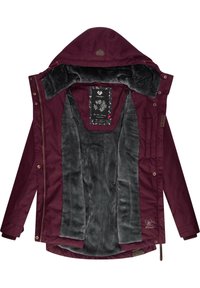 Burgunderfarbener Blazer mit grauem Kunstfell-Futter, Kapuze und Seitentaschen; ausgestattet mit einem Logolabel und einem detaillierten Innenetikett. Mit Reißverschluss und Druckknopfverschluss.