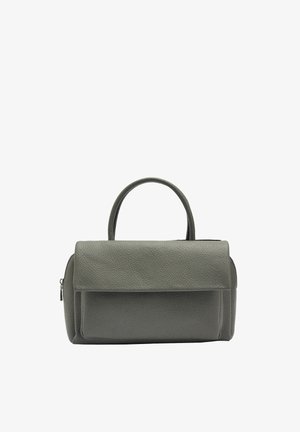 Szara torebka ze skóry o strukturze, z górnym uchwytem i dużą przednią kieszenią na klapę, leżąca na białym tle.