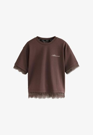 Bruine korte mouwen shirt met kantafwerking aan mouwen en zoom, en klein wit "AllSaints" logo op de linkerborst.