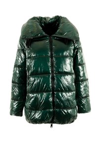 Chaqueta acolchada verde y brillante con cuello alto, diseño acolchado horizontal y cremallera frontal. Presenta detalles en negro y bolsillos laterales.