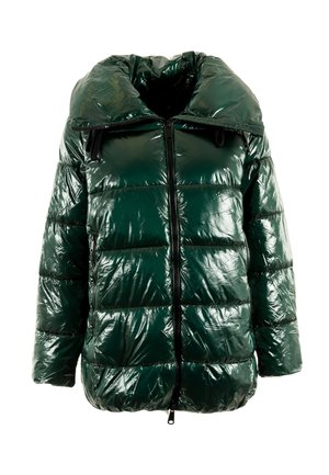 Veste matelassée verte et brillante avec un col haut, design matelassé horizontal et fermeture éclair à l'avant. Des accents noirs et des poches latérales sont présents.