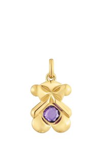 Ciondolo a forma di orso in oro con una texture lucida e una gemma centrale viola, caratterizzato da arti arrotondati e un motivo a fiocco sulla parte superiore.