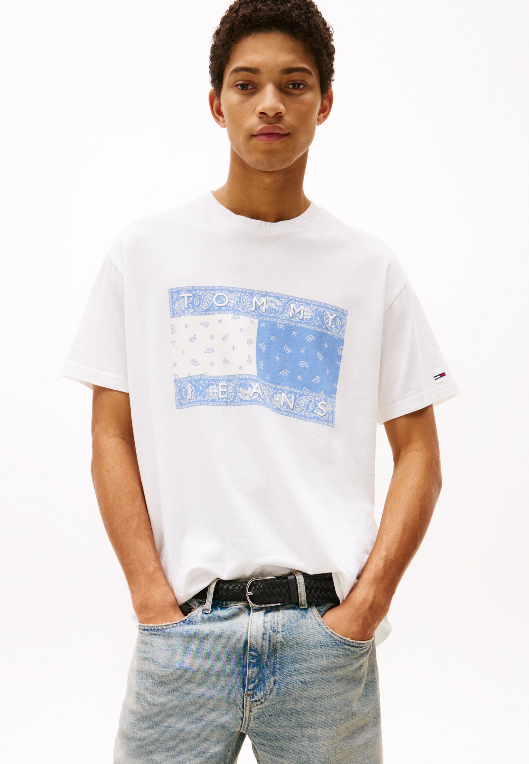 【 Jeans】 Paisley Flag T-shirt ★関税込★ Tommy Jeans large paisley flag T-shirt in white and blue | ASOS