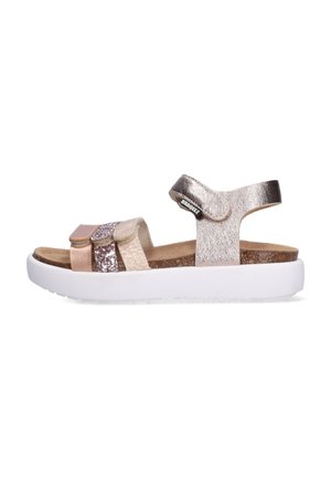 Metalen sandaal met drie banden in roze, goud en zilverkleurige tinten, met een gestructureerd voetbed en een witte plateauzool. Verstelbare hielband.