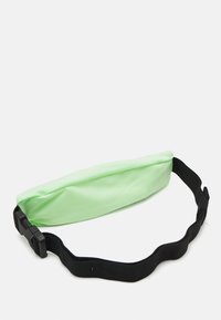 Nike Performance SLIM WAIST PACK 3.0 UNISEX - Diržinis krepšelis - vapor green/black/silver