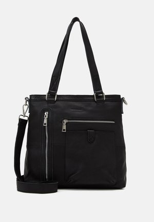 Sac fourre-tout en cuir noir avec deux poignées supérieures, une bandoulière détachable et plusieurs poches zippées pour le rangement. Texture lisse, design minimal.