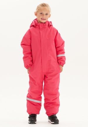 Combinaison étanche rose vif avec capuche, poignets élastiques et bandes réfléchissantes. Conçue pour les enfants, avec une fermeture éclair et une coupe spacieuse.