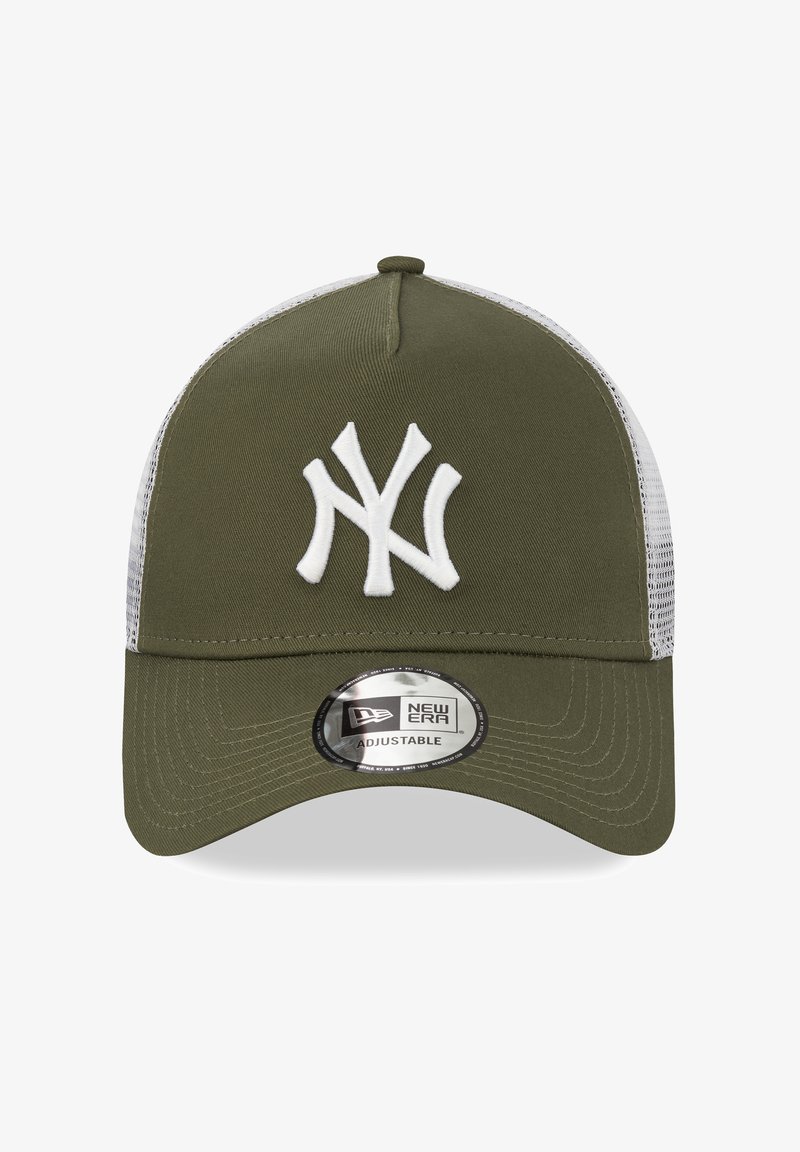 Gorra de béisbol de rejilla verde oliva y blanca con el logotipo de los New York Yankees y pegatina ajustable New Era en la visera delantera.