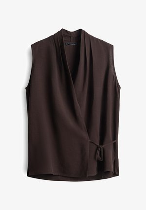 Bruine mouwloze blouse van een lichtgewicht stof met een wikkelontwerp en een knoopdetail aan de zijkant. Heeft een V-hals en een ontspannen pasvorm.
