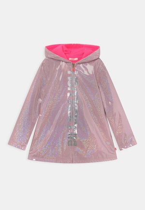 Różowy opalizujący płaszcz przeciwdeszczowy z kapturem, zapinany na zamek z przodu, z jasnoszarym pionowym logo na środku, jasnoróżowa podszewka kaptura.