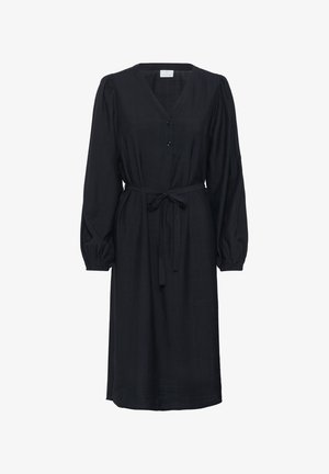 Juodas suknelė iš tekstūruoto audinio, turinti V formos iškirptę, ilgas pūstas rankoves, sagų uždarymą ir surišamą liemens diržą pritaikymui.