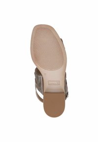 Sandalia de tacón metálico bronce con punta abierta y correa en el tobillo. La suela es de un beige texturizado con un leve tacón. Talla indicada: 37.
