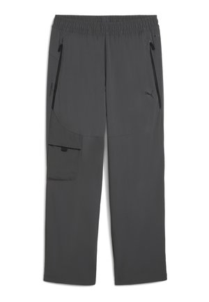 Pantalones deportivos grises con cintura elástica, bolsillos con cremallera, un bolsillo tipo cargo en el costado y una tela suave y ligera.