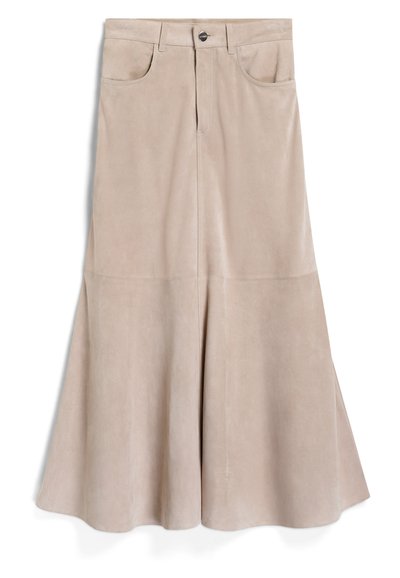 Beige Wildlederrock mit ausgestelltem Design, tailliertem Bund, zwei vorderen Taschen und einer Naht in der Mitte. Glatte Textur.