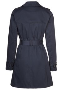 Gabardina azul marino con cintura ceñida, abertura trasera y hombreras. Confeccionada con tejido liso y resistente. Mangas largas con detalles de hebilla.