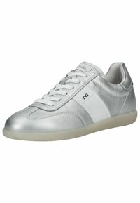 Basket Sneaker synthétique argenté avec une finition métallique lisse, des rayures blanches accentuées, des lacets plats et une semelle en caoutchouc de couleur claire.