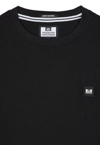 Zwarte katoen T-shirt met een ronde halslijn en korte mouwen. Bevat een klein, rechthoekig merklabel aan de linkerkant.
